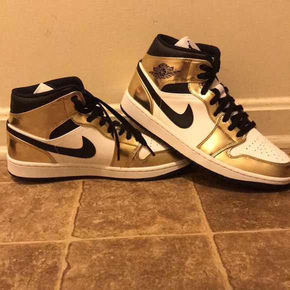 These are Air Jordan 1 Mid SE in metallic gold, black white, size 9.5 - Picture 2 of 4